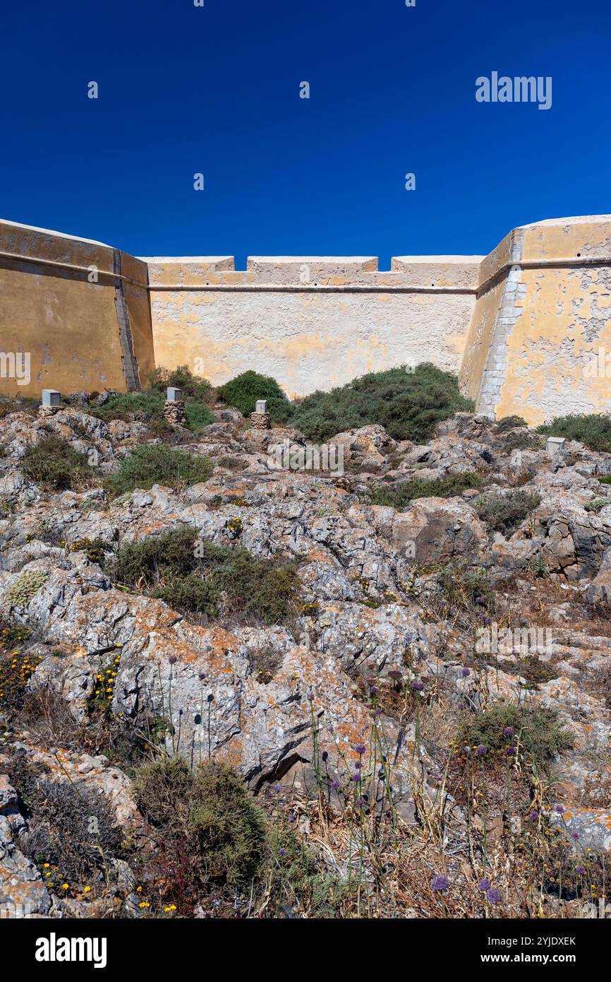Portugal, Region Algarve, Festung Sagres (Fortaleza de Sagres) mit Details der Steinmauern Stockfoto