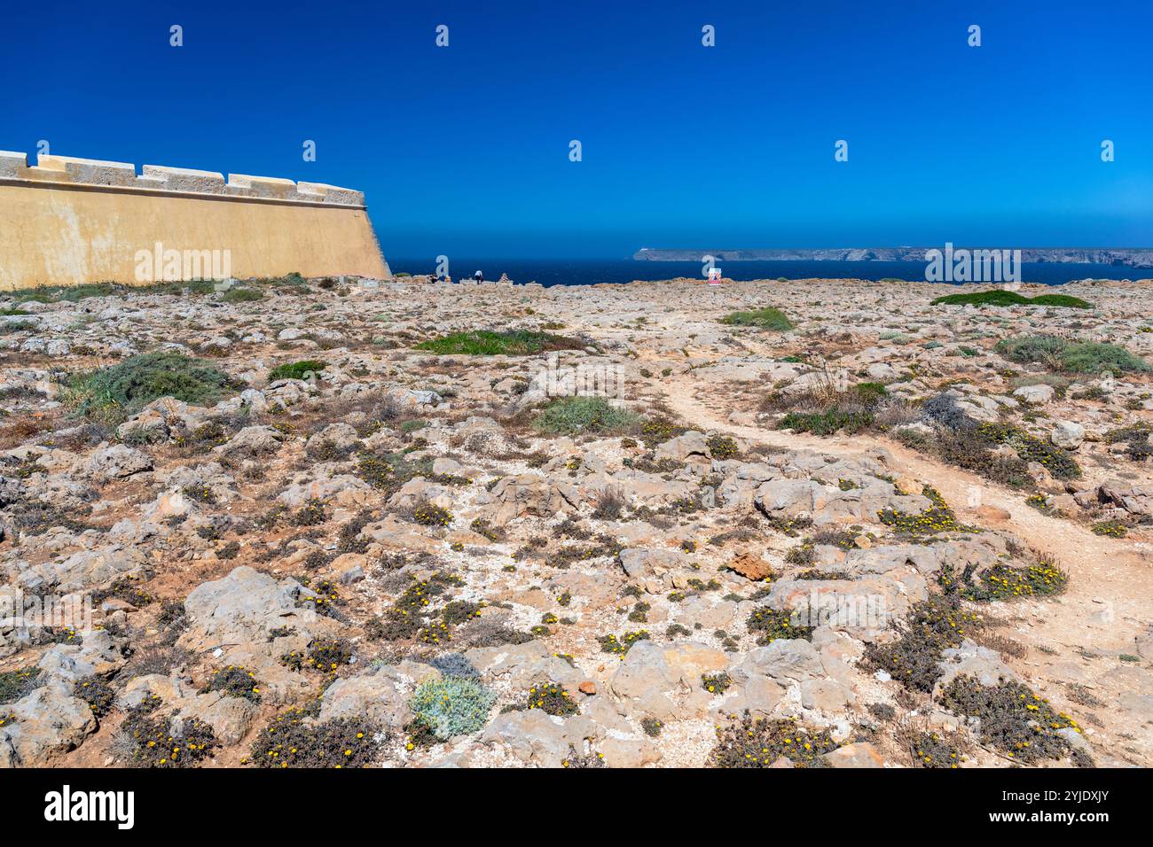 Portugal, Region Algarve, Festung Sagres (Fortaleza de Sagres) mit riesigen Steinmauern in der Nähe der Atlantikküste Stockfoto