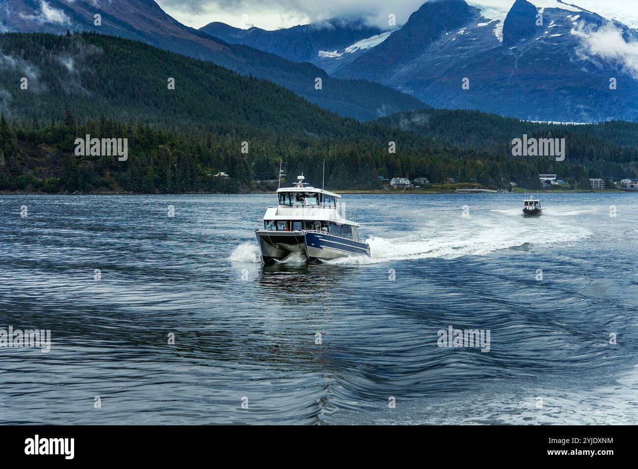 Juneau, Alaska, USA - 22. September 2024: Ein Katamaran-Boot fährt auf der Auke Bay in der Nähe von Juneau, Alaska. Stockfoto