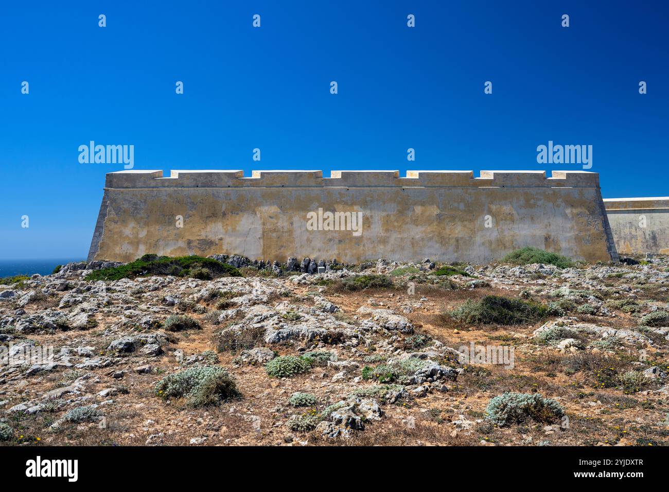 Portugal, Algarve, Festung Sagres (Fortaleza de Sagres) mit Steinmauern in der Nähe der Atlantikküste Stockfoto