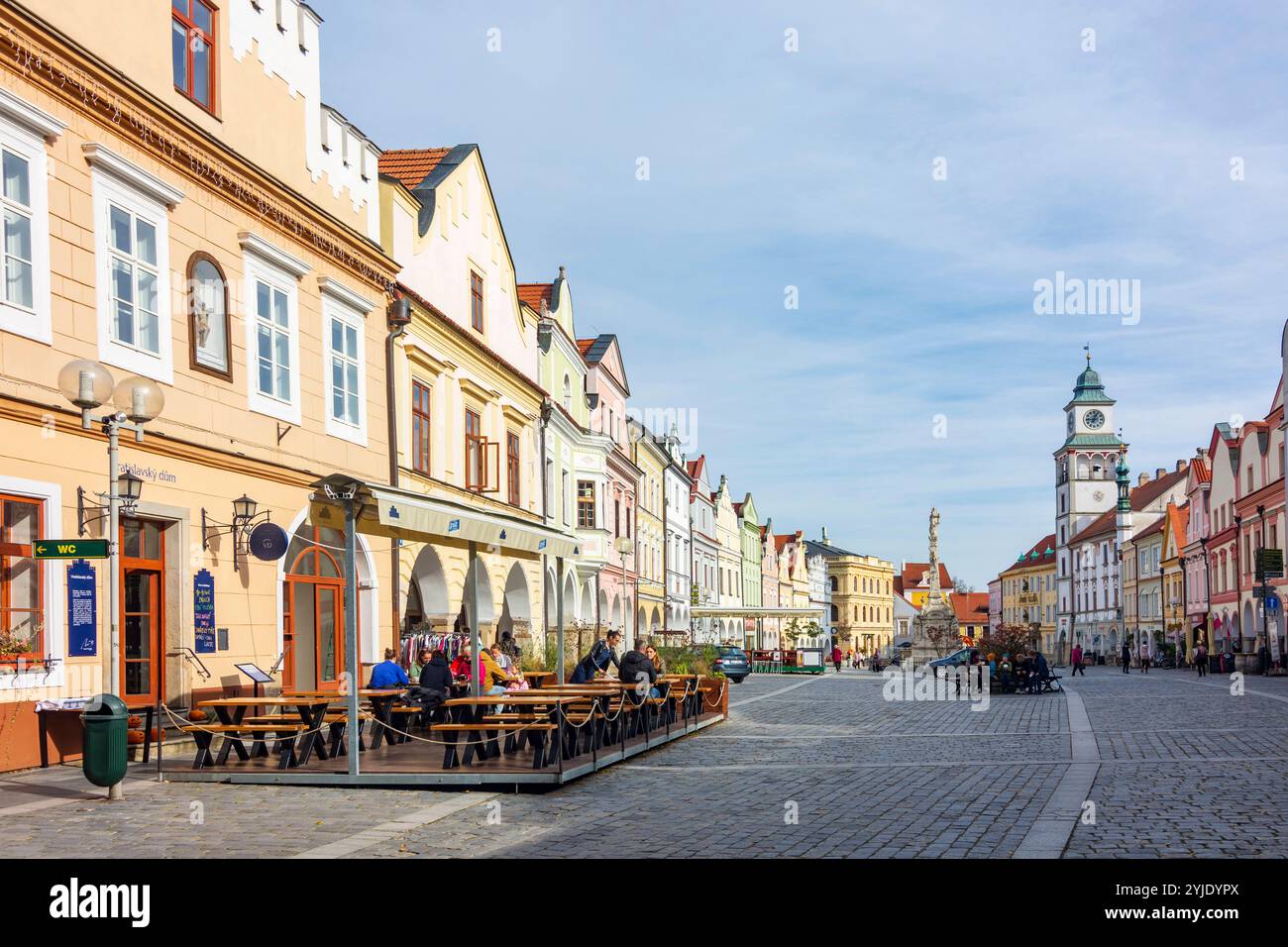 Platz Masarykovo namesti, Rathaus, Freiluftrestaurant Trebon Wittingau Jihocesky, Südböhmen, Südböhmen Stockfoto