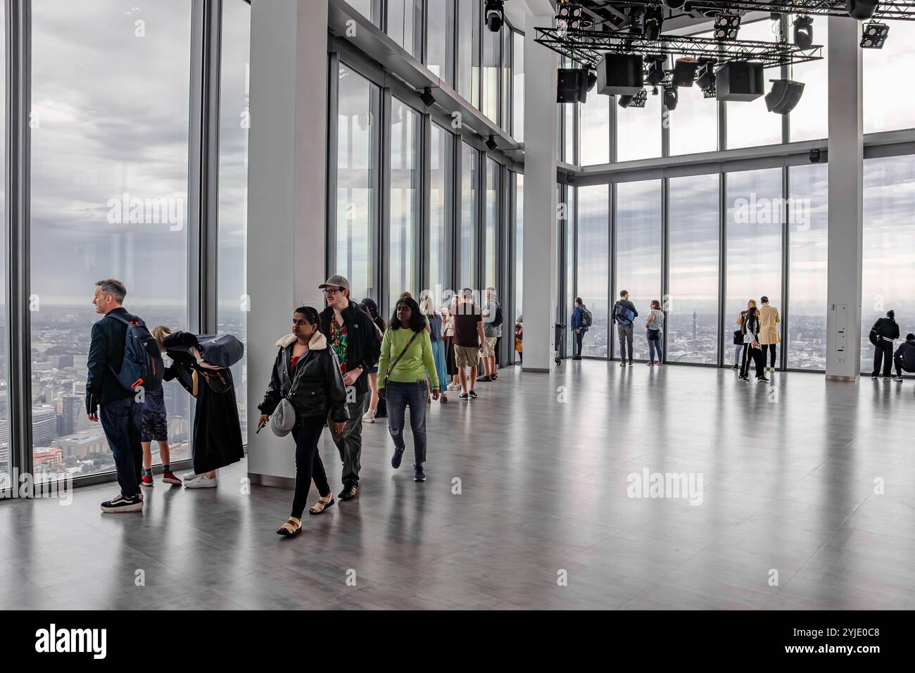 Leute auf der kostenlosen öffentlichen Galerie im Horizon 22, die sich auf der Ebene 58 befindet, auf der Spitze des 22 Bishopsgate in der City of London, Großbritannien Stockfoto