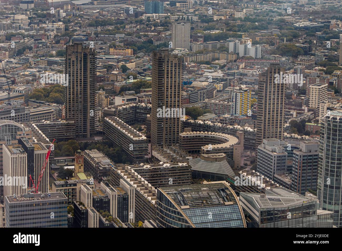 Blick aus der Vogelperspektive auf die Barbican Towers, einen Wohnkomplex mit rund 2.000 Wohnungen, Maisonetten und Häusern im Zentrum von London Stockfoto
