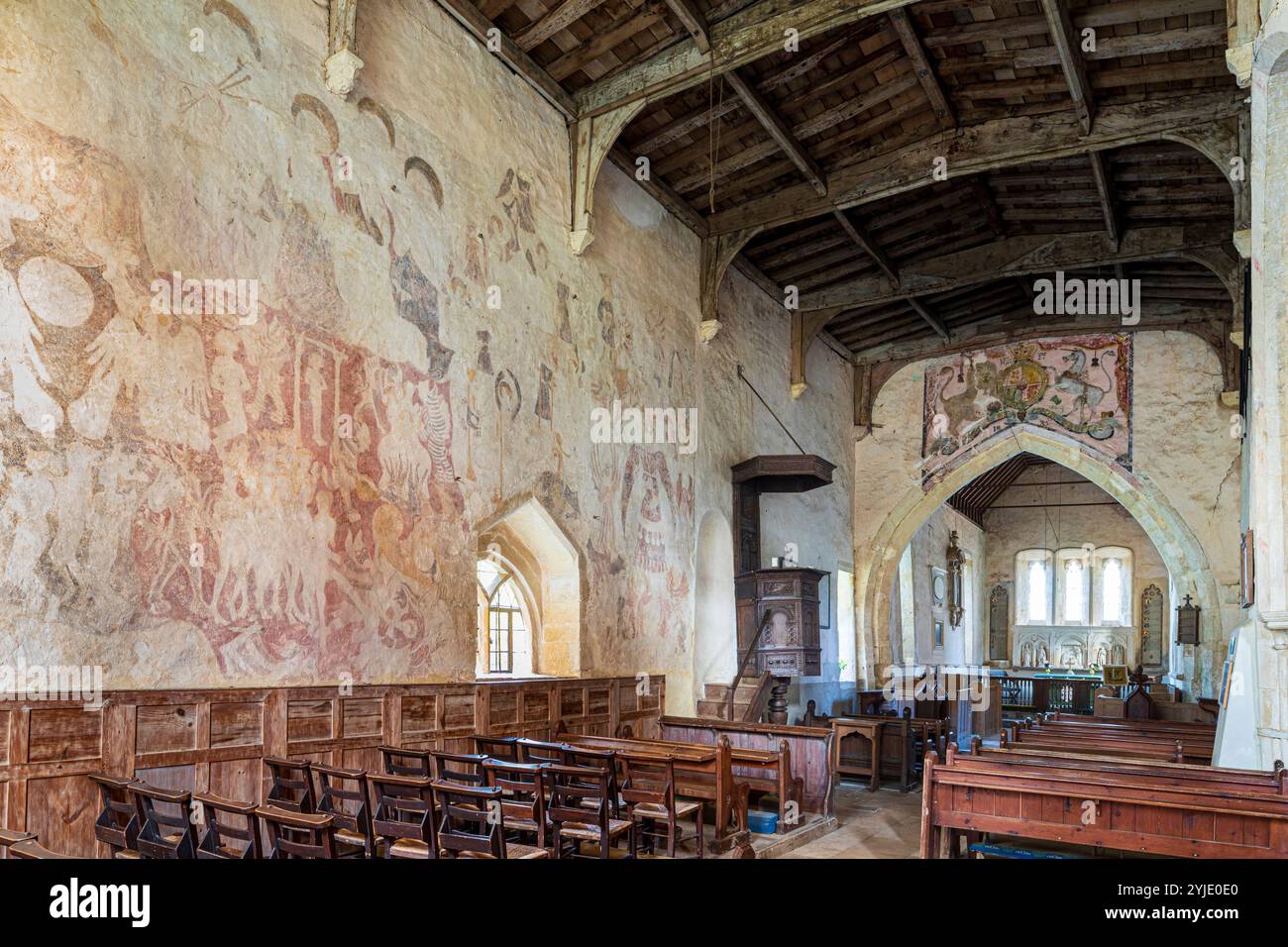 Mittelalterliche Wandmalereien in der Kirche St. Nicholas im Dorf Cotswold Lower Oddington, Gloucestershire, England, Großbritannien Stockfoto