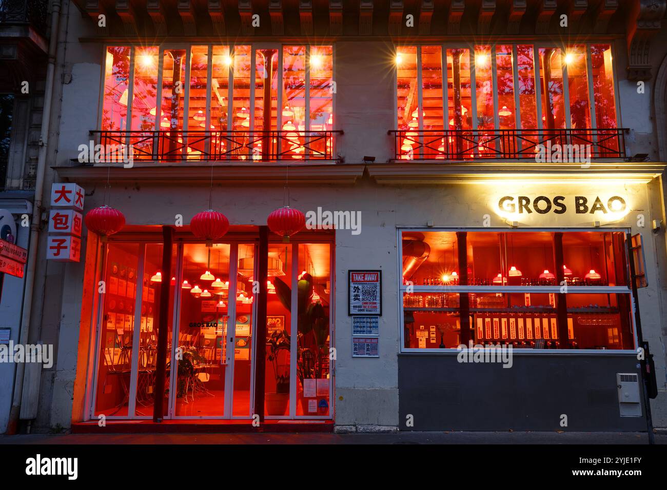 Paris, Frankreich - 03. November 2024 : Gros Bao, das chinesische Restaurant am Abend. Es liegt am Ufer des Canal Saint-Martin im 3. Bezirk von Par Stockfoto