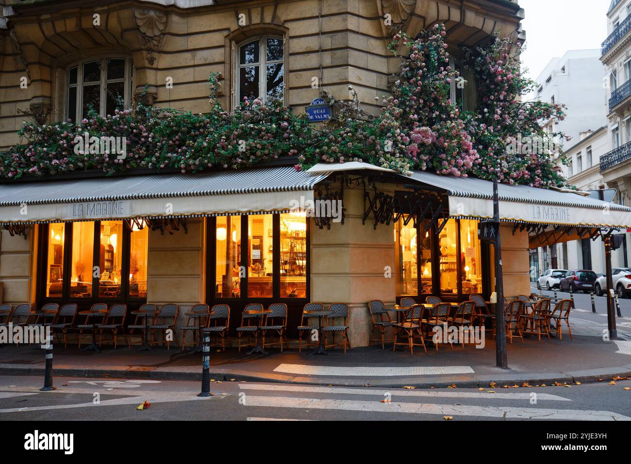 PARIS, FRANKREICH - 03. November 2024 : La Marine ist ein traditionelles französisches Café am Ufer des Canal Saint-Martin im 10. Bezirk von Paris. Stockfoto