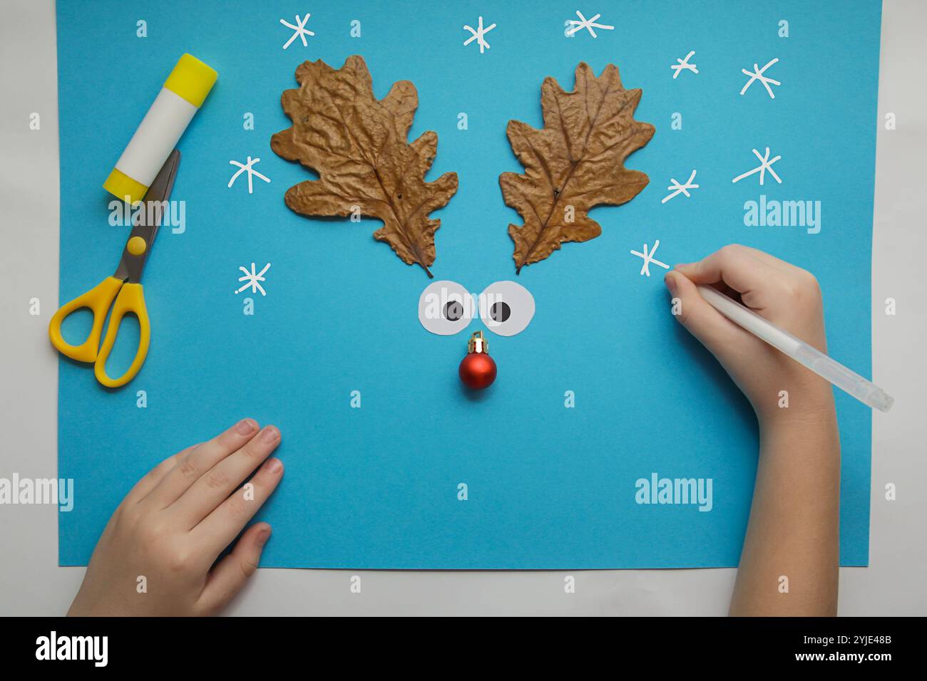 Winterbasteln für Kinder aus Naturmaterialien und Papier. Deko-Rentier. Kinderkunstprojekt. DIY-Konzept. Handgemachte Einfache Papierbastelarbeiten Für Kinder Stockfoto