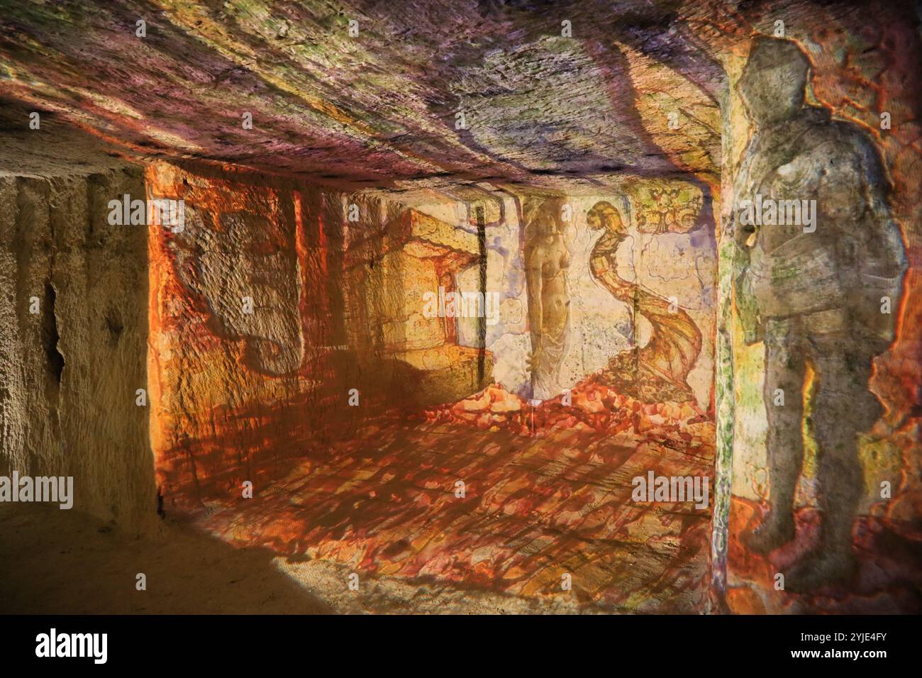 Montrichard Val de Cher, Frankreich - 16. Juli 2024: Höhle Monmousseau - Beleuchtung und Dekoration der Tuffgalerien mittels Wandprojektion Stockfoto