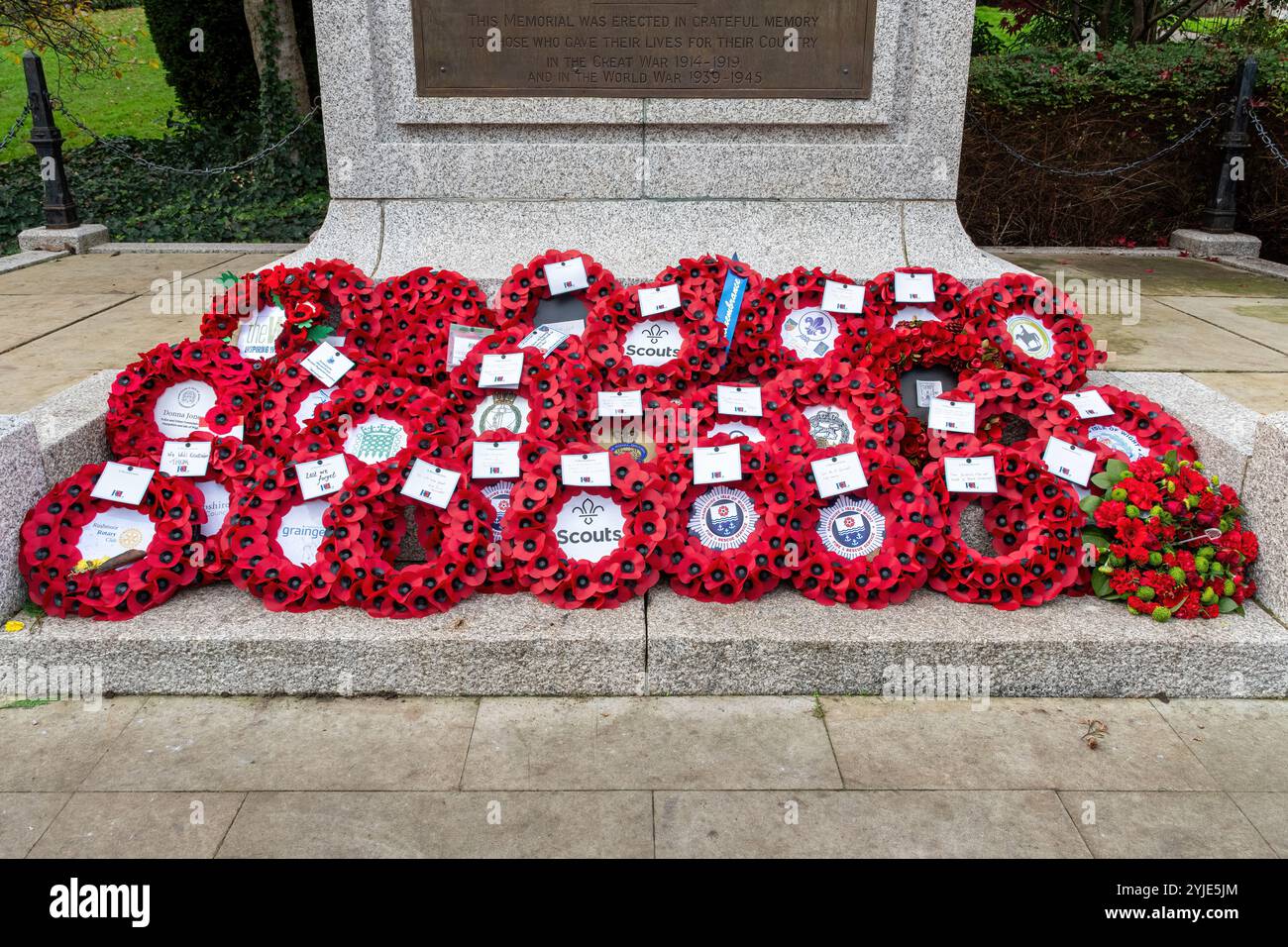 Mohnkränze wurden in Aldershot Cenotaph am Remembrance Sunday, 2024. November in Hampshire, England, Großbritannien gelegt Stockfoto