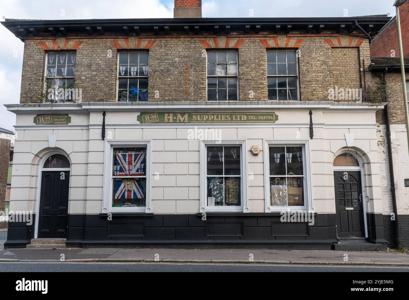 H.M. Supplies Shop oder Geschäft in Aldershot Town, Einzelhändler, der Militärkleidung und Ausrüstung im Freien verkauft, Hampshire, England, Großbritannien Stockfoto