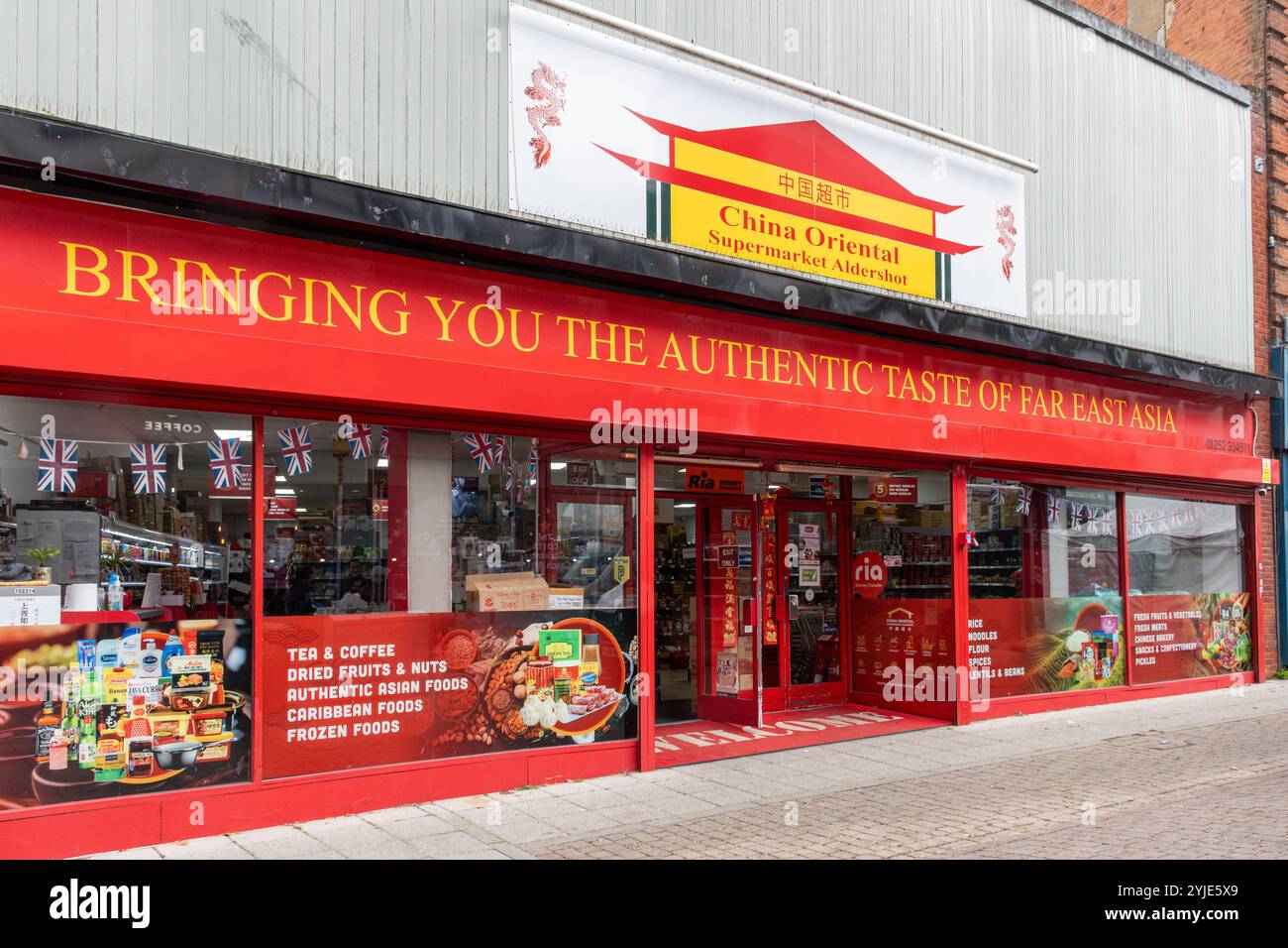 China Oriental Supermarkt im Stadtzentrum von Aldershot, Hampshire, England, Großbritannien, Lebensmittelgeschäft mit chinesischen und anderen asiatischen Speisen Stockfoto