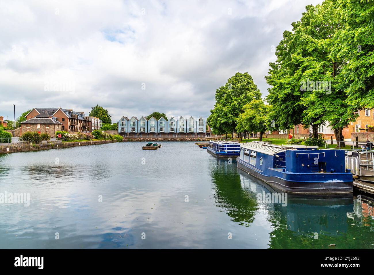 Ein Blick vorbei an Vergnügungsbooten, die im Schiffskanal-Becken in Chichester, Sussex, im Sommer vor Anker liegen Stockfoto