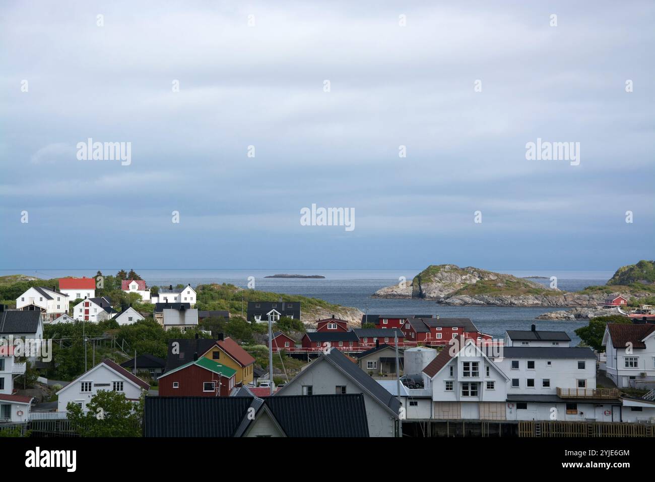 Henningsaer ist ein Fischerdorf in der norwegischen Gemeinde Vagan, das auf zwei kleinen Inseln vor der Küste der Lofoten-Insel Austvagoya liegt Stockfoto