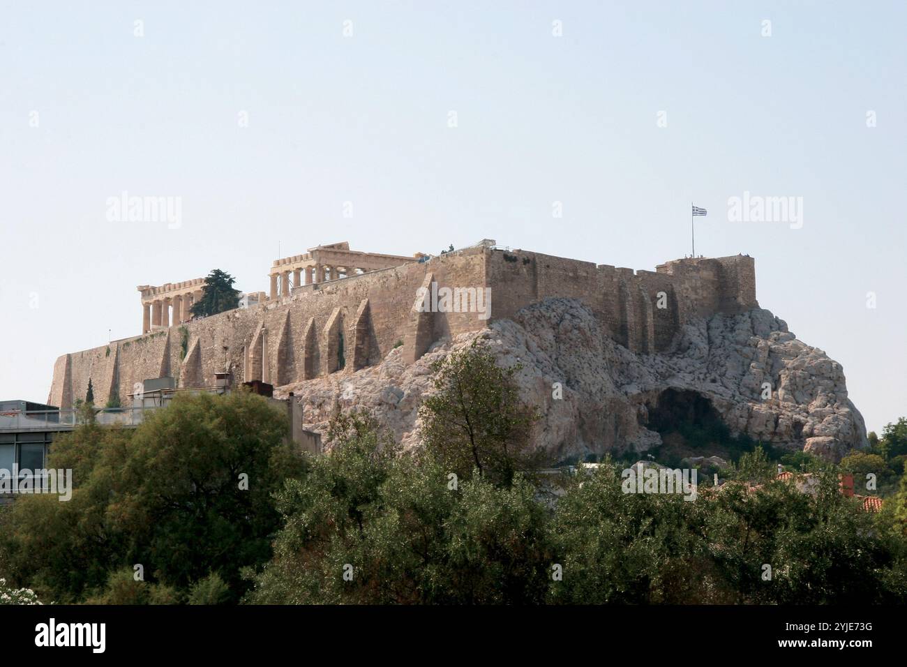 Athen. Blick auf die Akropolis und Mauern vom Olympischen Zeus (Olympeion). Attika. Zentralgriechenland. Stockfoto
