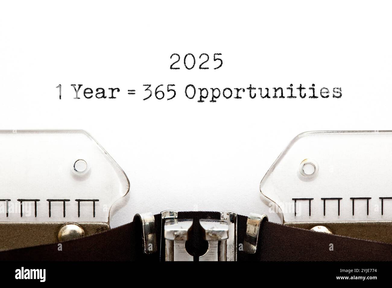 Das Motivationsziffer 1 Jahr 2025 entspricht 365 Möglichkeiten, die auf eine Vintage-Schreibmaschine eingegeben werden. Stockfoto