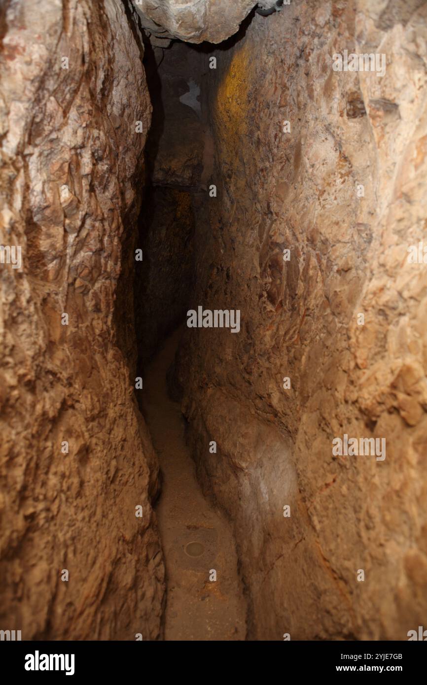 Der Dry Tunnel, der vor 3200 Jahren von Kanaaniten als Bewässerungskanal genutzt wurde, wurde später überdacht und führte Wasser von der Gihon-Quelle ins Kidron-Tal. Stockfoto