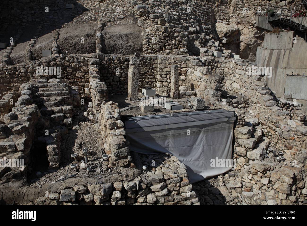 Überreste des Hauses Ahiel in der Stadt Davids, typisches zweistöckiges vier-Zimmer-Haus, das einer reichen Familie aus der Zeit des 1. Tempels gehörte. Stockfoto