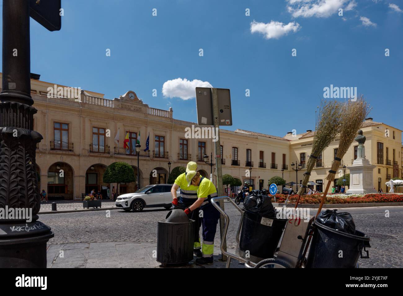 Stadtarbeiter reinigen Rondas Stadtplatz Stockfoto