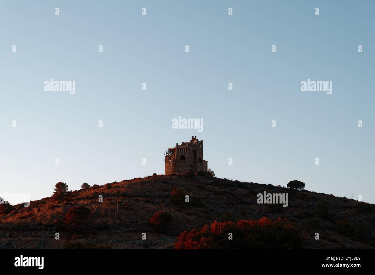 Castillo de la Mota thront auf einem Hügel in Alhaurín el Grande, mit Silhouette vor dem klaren Abendhimmel Stockfoto