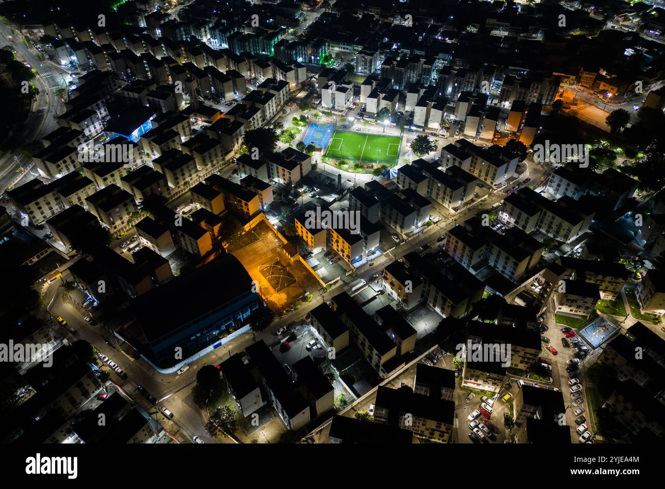 Blick aus der Vogelperspektive auf die gemeinsamen Wohngebäude im Iraja-Viertel in Rio de Janeiro City bei Nacht Stockfoto