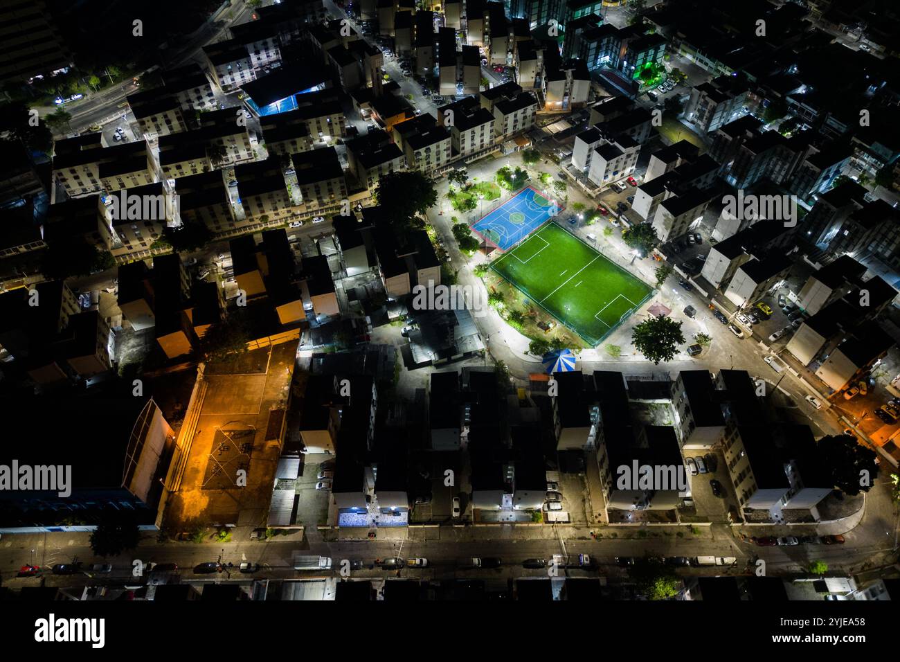 Blick aus der Vogelperspektive auf die gemeinsamen Wohngebäude im Iraja-Viertel in Rio de Janeiro City bei Nacht Stockfoto