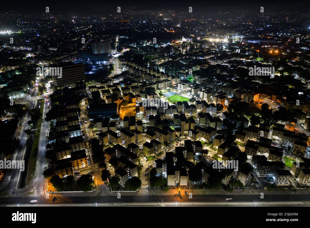 Blick aus der Vogelperspektive auf die gemeinsamen Wohngebäude im Iraja-Viertel in Rio de Janeiro City bei Nacht Stockfoto