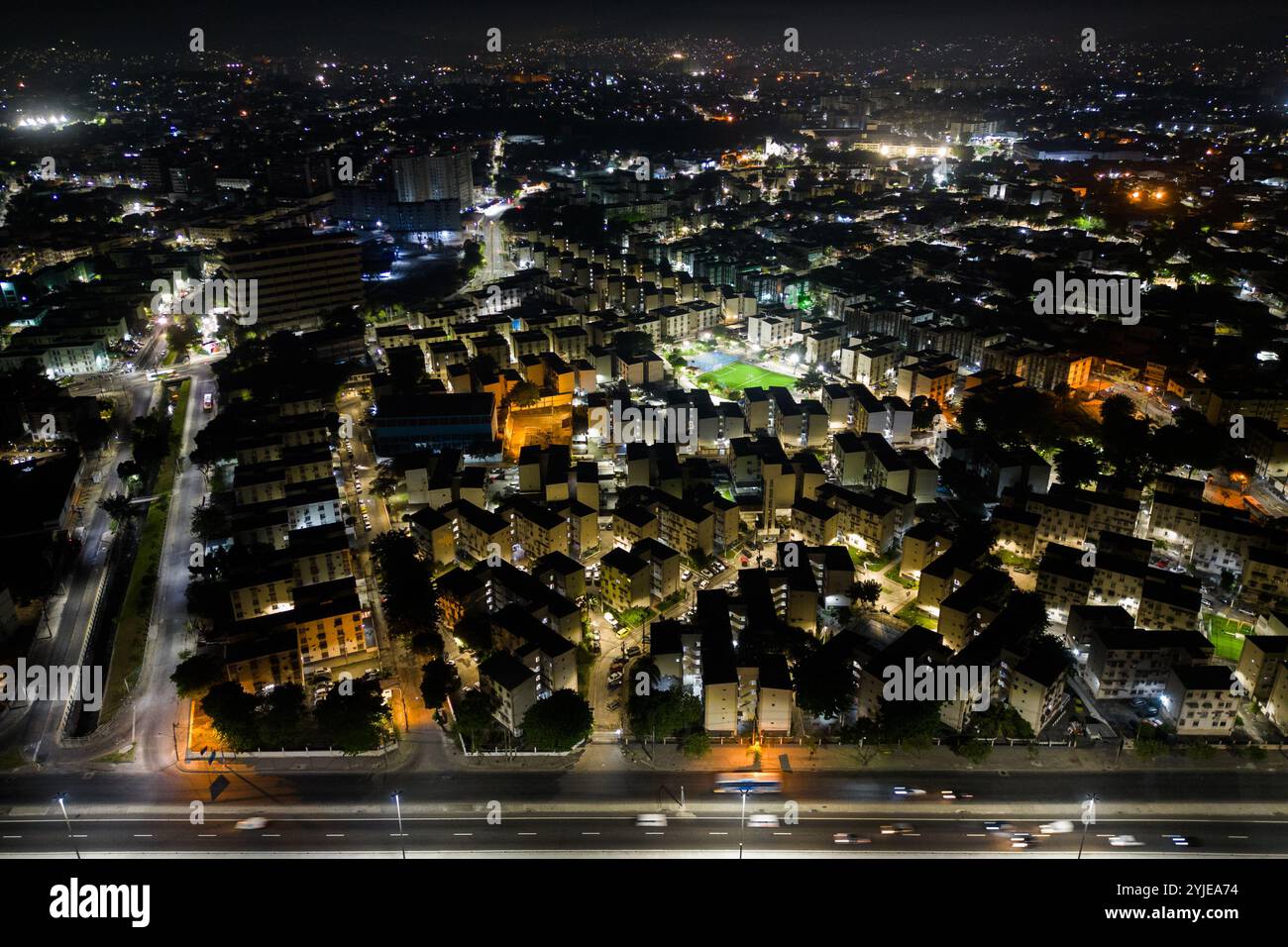 Blick aus der Vogelperspektive auf die gemeinsamen Wohngebäude im Iraja-Viertel in Rio de Janeiro City bei Nacht Stockfoto