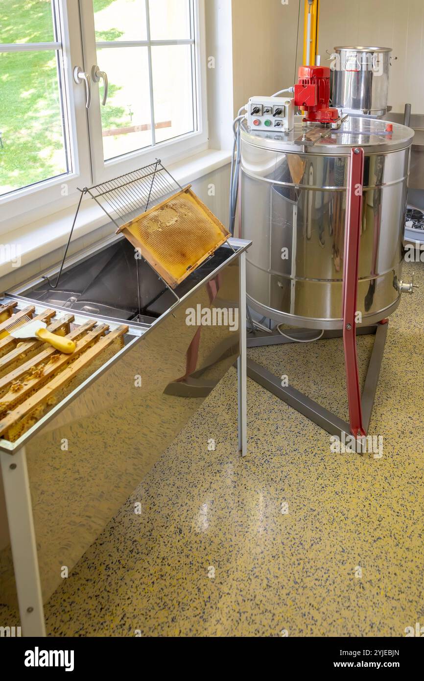 Ausrüstung für die Imkerei, die einen Honigtopf verwendet und Rahmen für Wabenwaben verarbeitet. Stockfoto