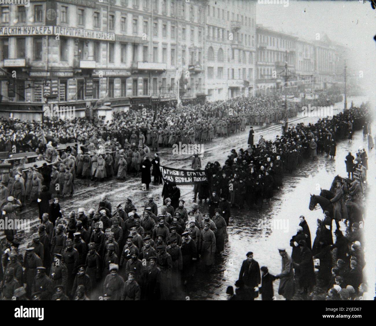 Trauerfeier der Opfer der Februarrevolution in Petrograd. März 1917. Museum: Russisches Staatsfilm- und Fotoarchiv, Krasnogorsk. Autor: Pjotr Adolfowitsch Otsup. Copyright: Dieses Bildmaterial ist nicht gemeinfreie Inhalte. Es liegt in Ihrer Verantwortung, vor der Veröffentlichung alle erforderlichen Genehmigungen Dritter vom Urheberrechtler in Ihrem Land einzuholen. Stockfoto