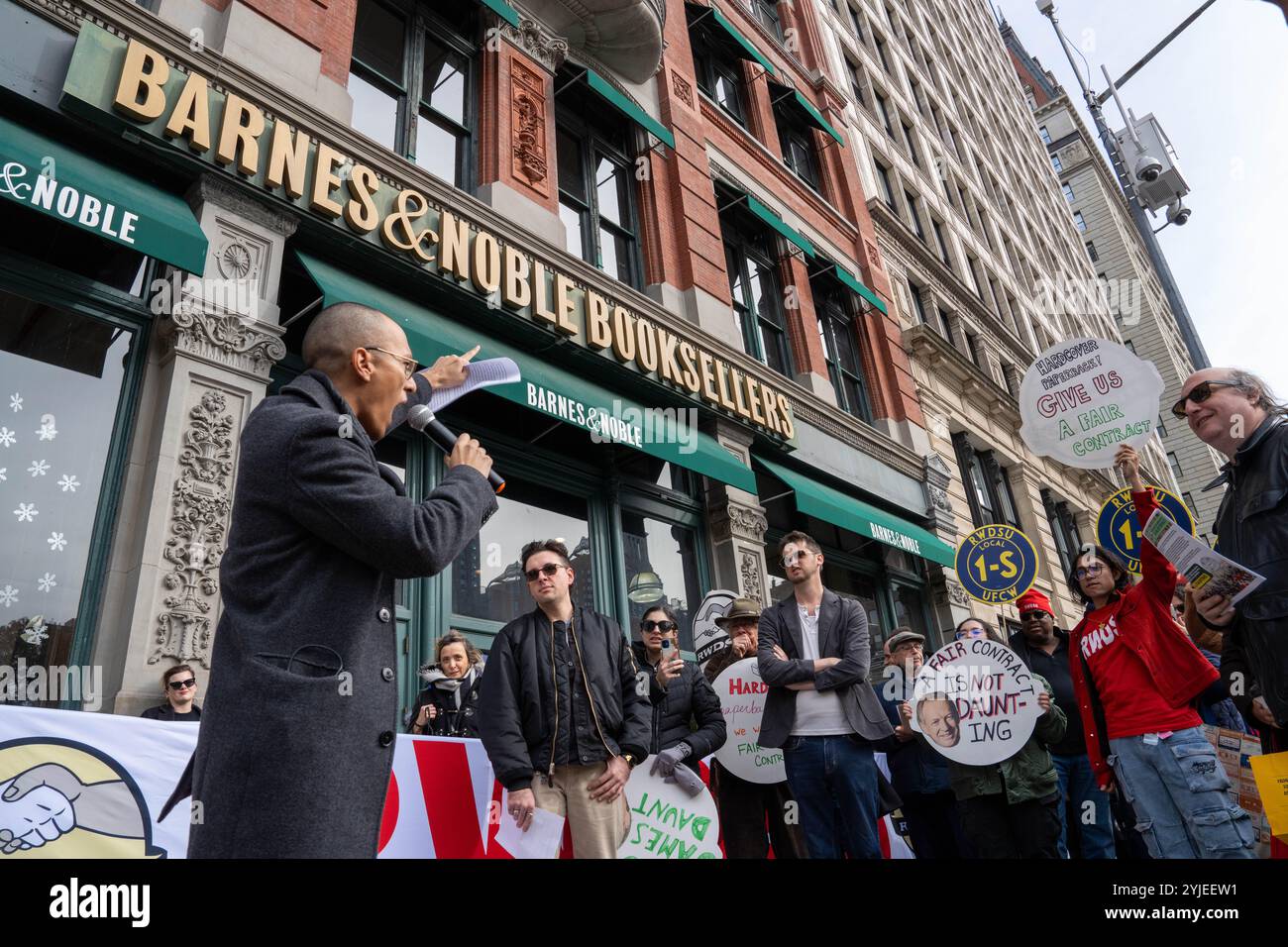 New York, USA. November 2024. Barnes and Noble Workers, Mitglieder der Writers Guild of America East und andere Buchhändler versammeln sich vor dem Standort Barnes and Noble Union Square, in dem sich der Hauptsitz des Unternehmens befindet, um für eine Lohnerhöhung am 14. November 2024 in New York zu protestieren. (Foto: Lily Ride/SIPA USA) Credit: SIPA USA/Alamy Live News Stockfoto