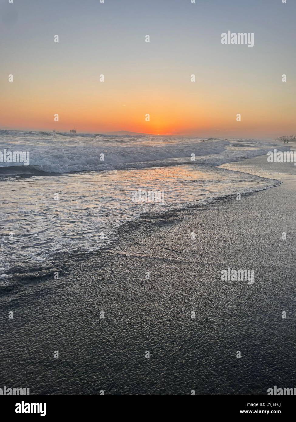 Sonnenuntergang auf sanften Wellen Kaliforniens - Smartphone-aufgenommenes Stockfoto