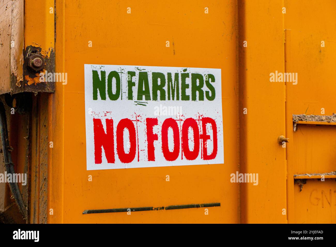Ein Schild mit dem Aufdruck „keine Bauern, kein Essen“ auf der Rückseite eines Traktoranhängers, das Abscheu über Rachel Reeves Entscheidung zum Ausdruck bringt, die Erbschaft für Landwirte zu begrenzen, was sich negativ auswirkt Stockfoto