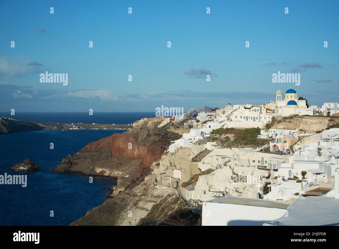 Oia auf der Insel Thira oder Thera ist eine kleine Stadt auf dem griechischen Archipel Santorini in den Kykladen Stockfoto