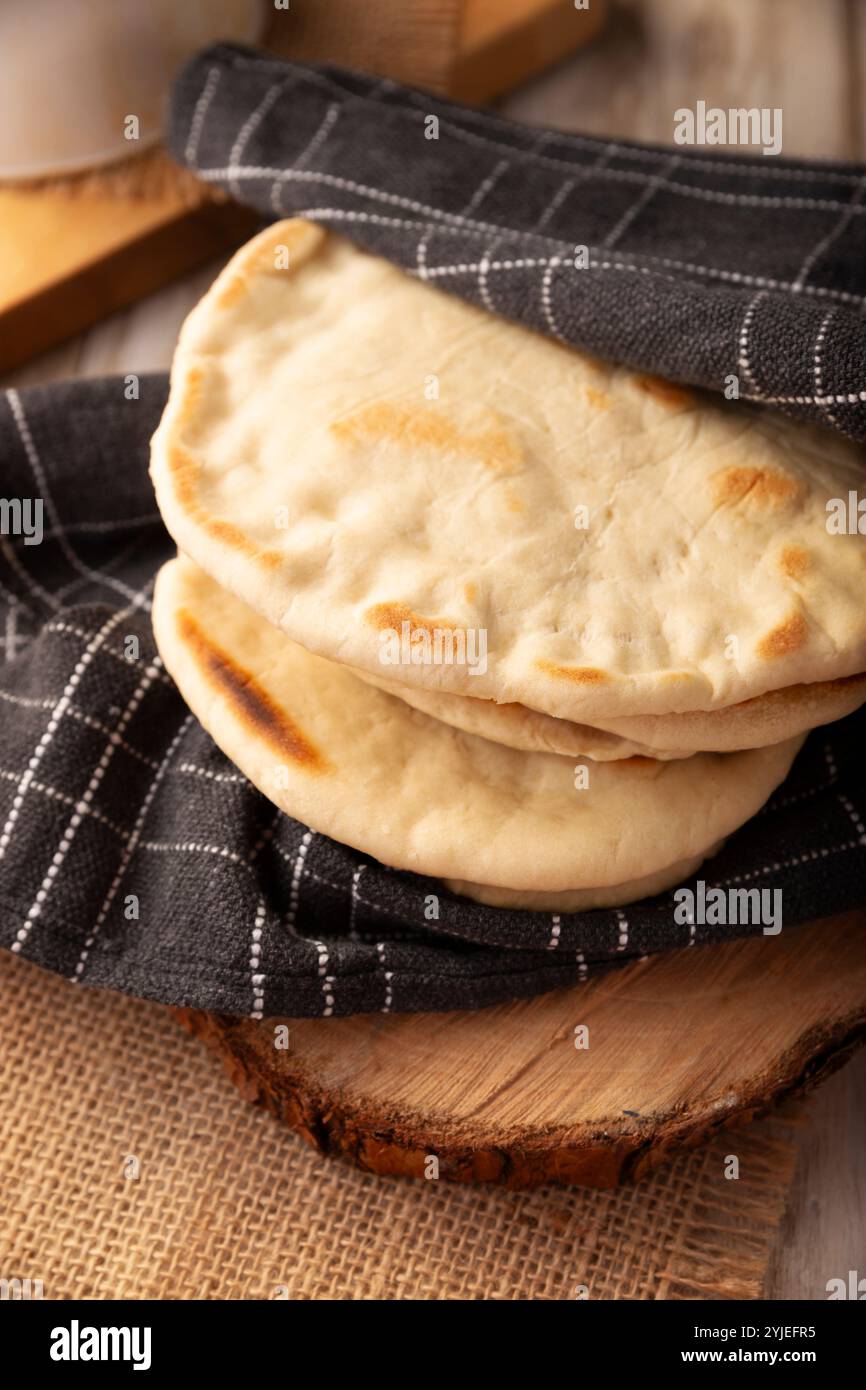 Bazlama. Türkisches Fladenbrot, dessen Hauptzutaten Weizenmehl, Hefe, Wasser und Salz sind, köstliches und vielseitiges hausgemachtes Rezept, das in der sehr beliebt ist Stockfoto