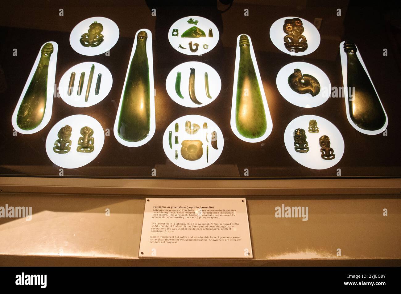 Gegenstände aus Pounamu-Stein werden im Canterbury Museum ausgestellt. Stockfoto