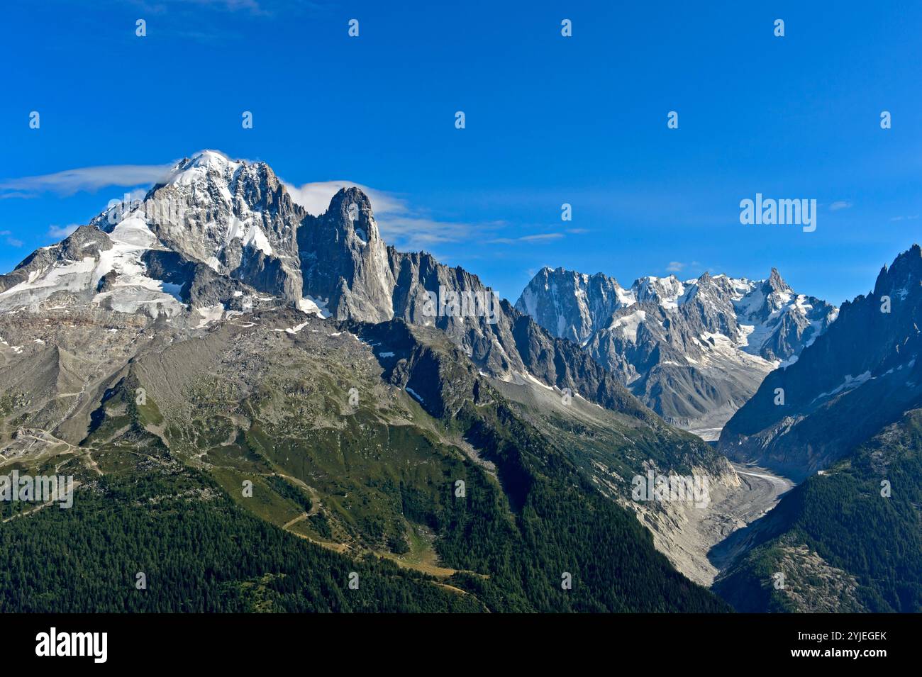 Die Gipfel Aiguille Verte und Aiguille du Dru, rechts Grandes Jorasses Massiv und Tal des Mer de Glace Gletschers, Chamonix, Frankreich Stockfoto