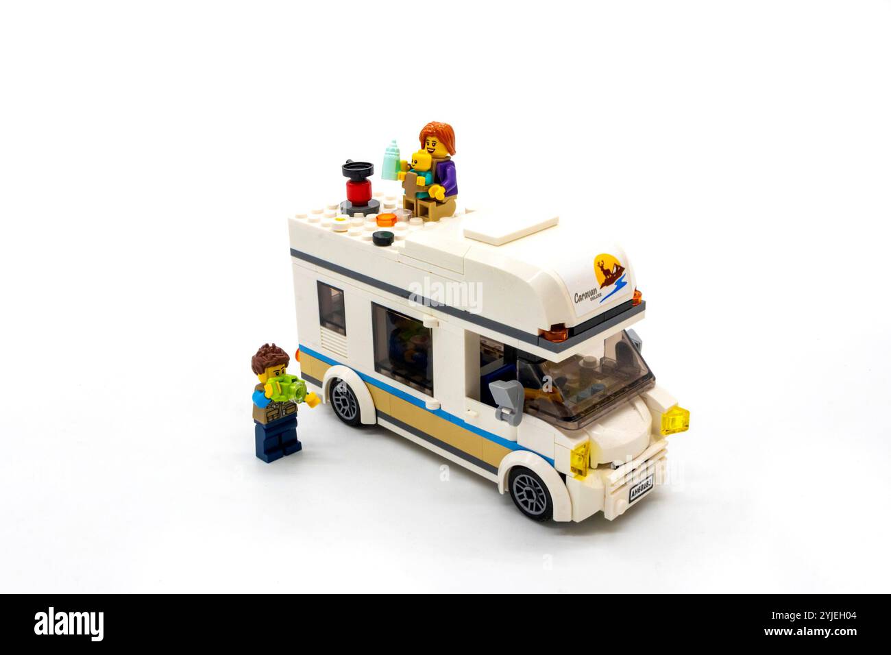 lego Toy Wohnmobil Modell mit Minifiguren, die eine Familienurlaubsszene auf weißem Hintergrund darstellen Stockfoto