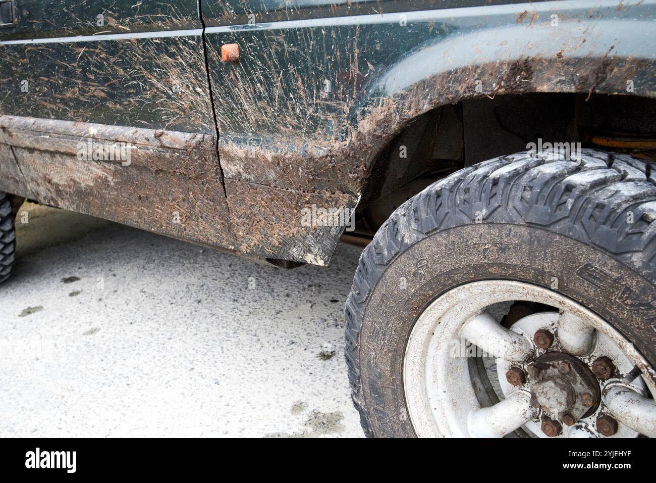 Land rover mit Schlammbespritztem Grün-Laner in Downings, County donegal, republik irland Stockfoto