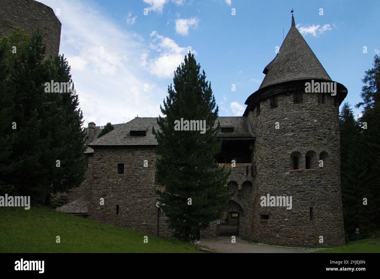 Schloss Finstergrün ist das Wahrzeichen der Salzburger Gemeinde Ramingstein bei Tamsweg im österreichischen Lungau, die Burg Finstergrün ist das Wahrzei Stockfoto