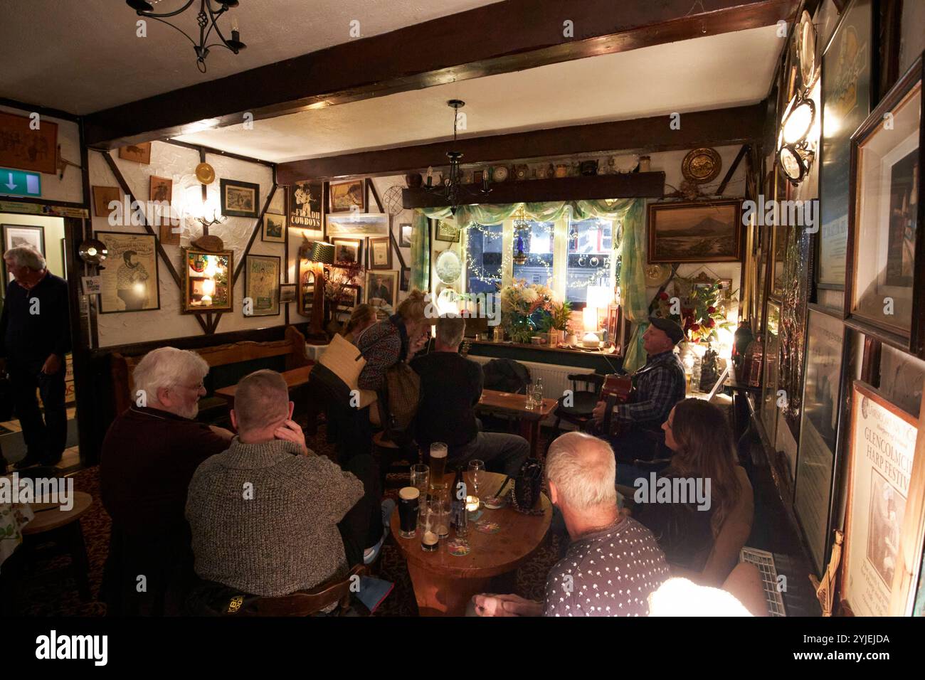 Leute treffen sich zu einer traditionellen Musiksession in der Shamrock-Bar falcarragh, County donegal, republik irland Stockfoto