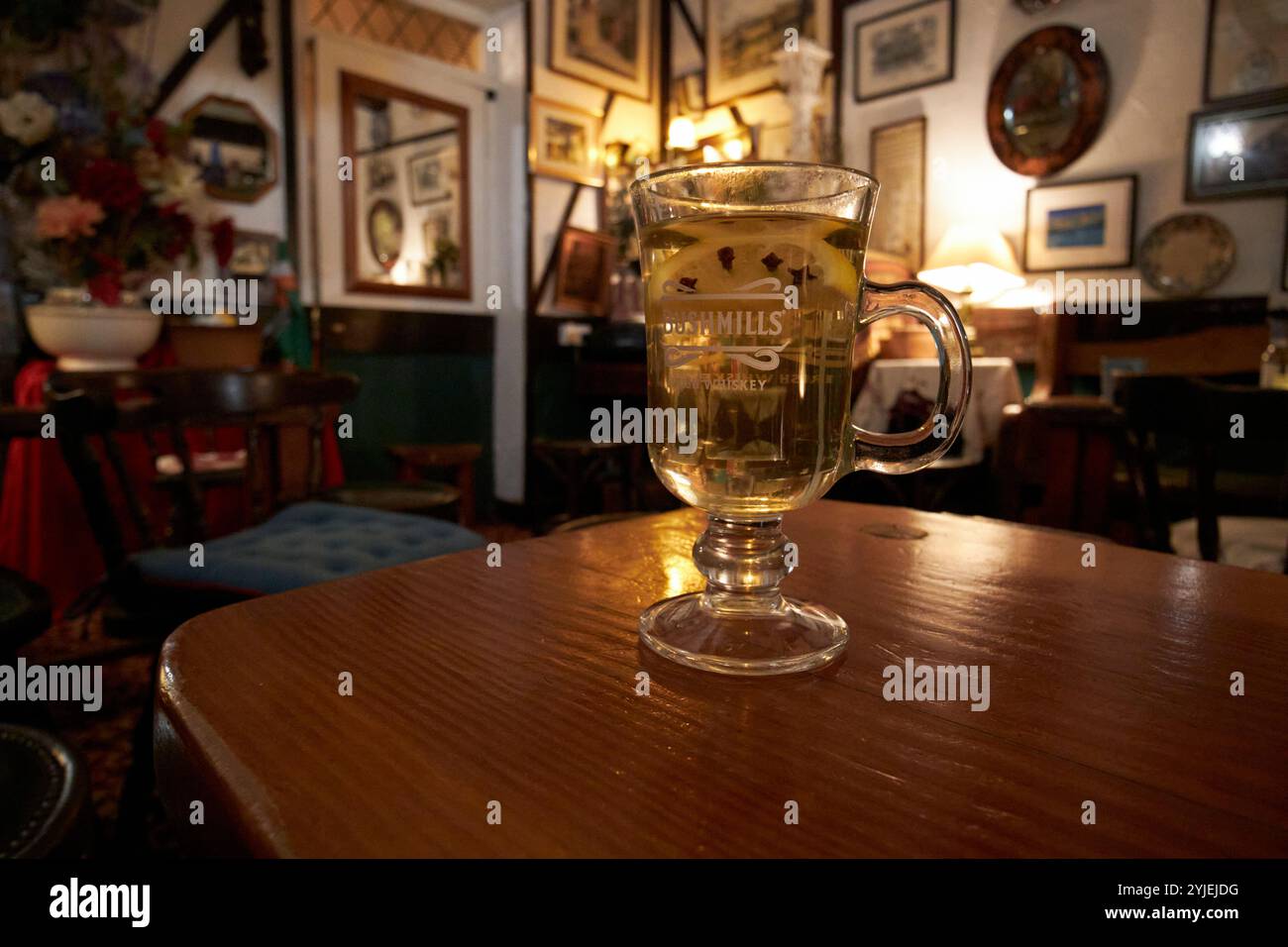 Warmer Whiskey, der an einem kalten Abend in der Shamrock Bar falcarragh, County donegal, republik irland serviert wird Stockfoto