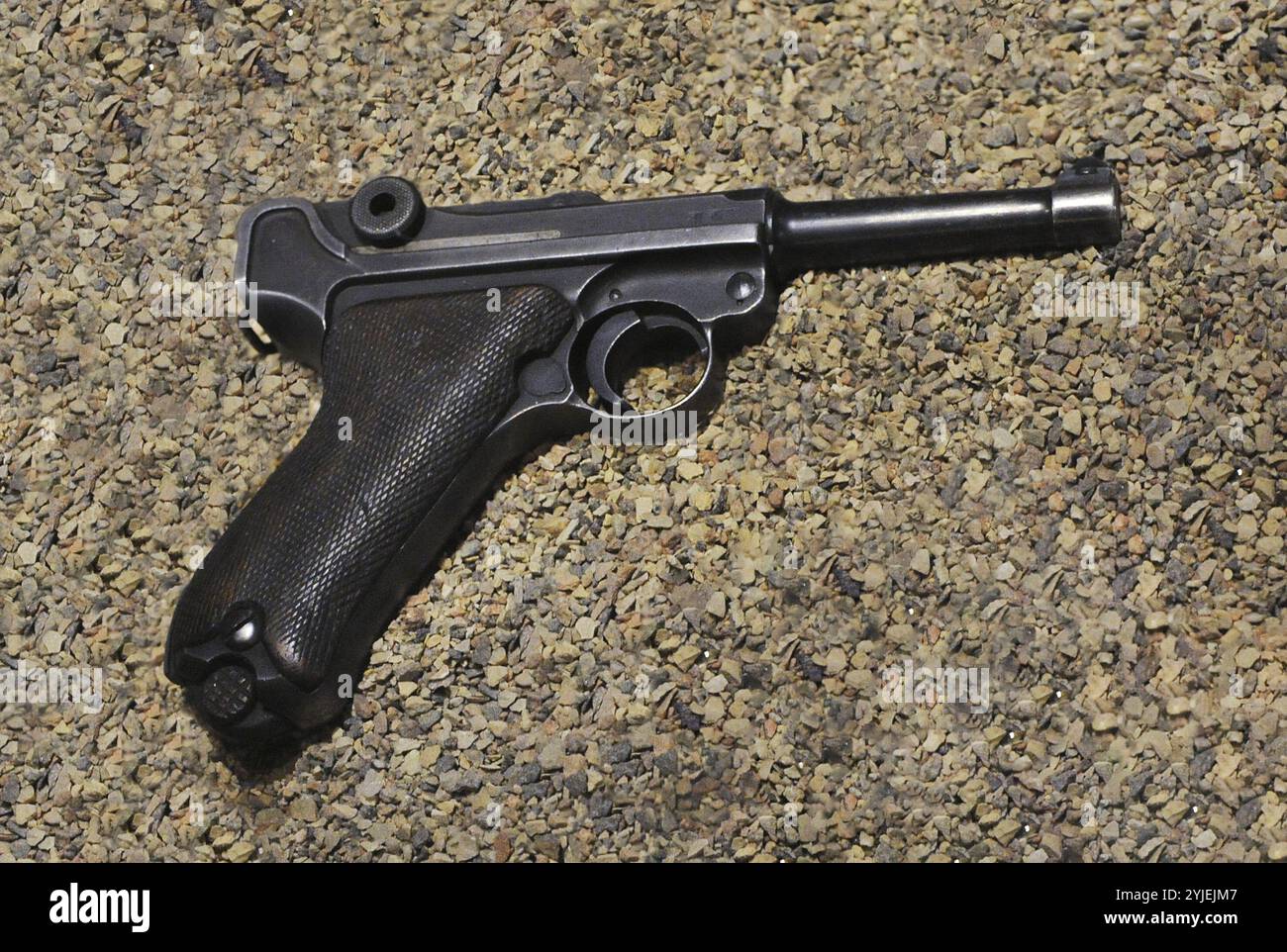 P-08 Parabellum-Pistole, bekannt als „Luger“. Halbautomatische Pistole mit Kippverriegelung und Rückstoßfunktion. Entworfen 1898 vom österreichischen Geschützdesigner Georg Luger (1849–1923). Sie wurde später vom deutschen Waffenhersteller Deutsche Waffen und Munitionsfabriken (DWM) hergestellt. Sie wurde von der deutschen Armee während des Ersten und Zweiten Weltkriegs eingesetzt. Lettisches Kriegsmuseum. Riga. Lettland. Stockfoto