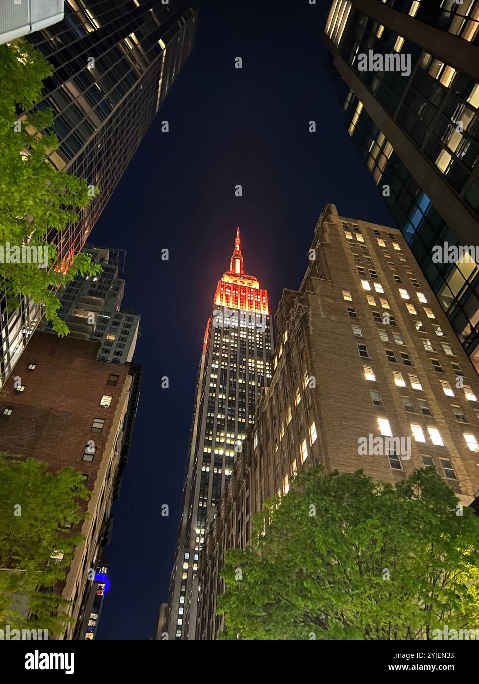 Empire State Building NYC bei Nacht - Smartphone-aufgenommenes Stockfoto