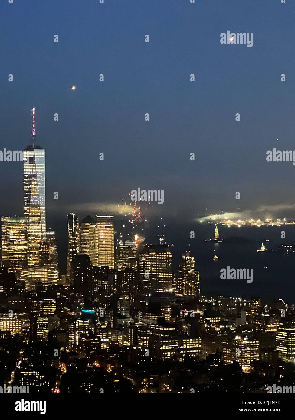Blick auf New York City Manhattan bei Nacht - Smartphone-aufgenommenes Stockfoto