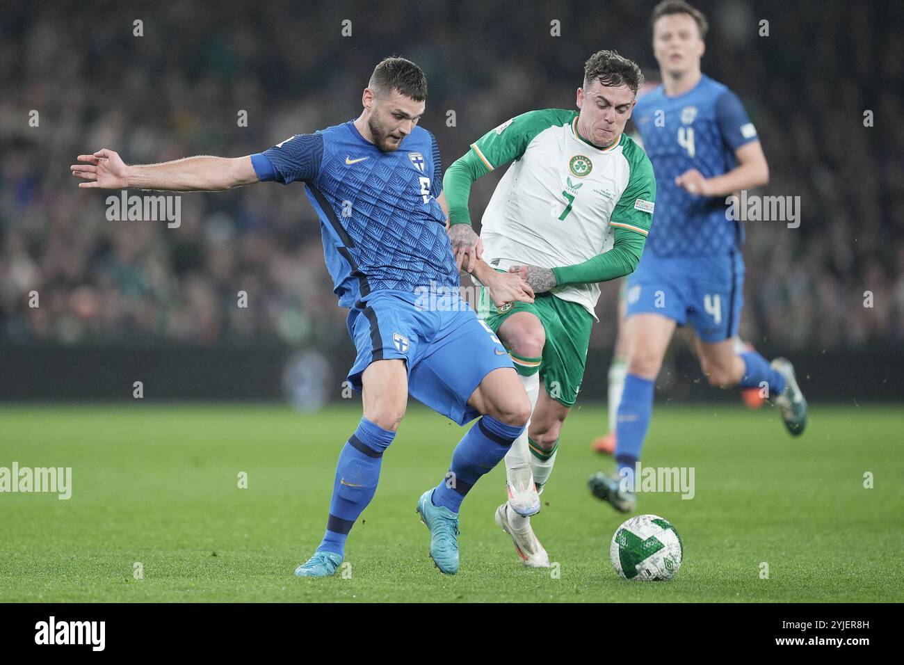 Sammie Szmodics (rechts) und Arttu Hoskonen aus Finnland kämpfen um den Ball während des Gruppenspiels der UEFA Nations League B2 im Aviva Stadium in Dublin. Bilddatum: Donnerstag, 14. November 2024. Stockfoto