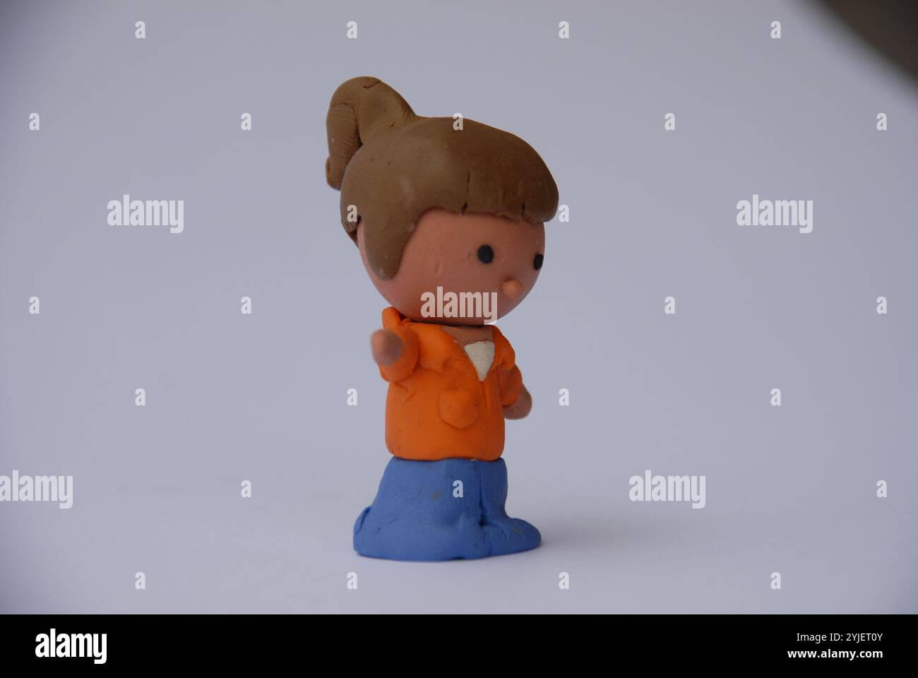 3D-Rendering in stilisiertem Ton einer jungen Frau mit braunem Haar und einem orangen T-Shirt. Stockfoto