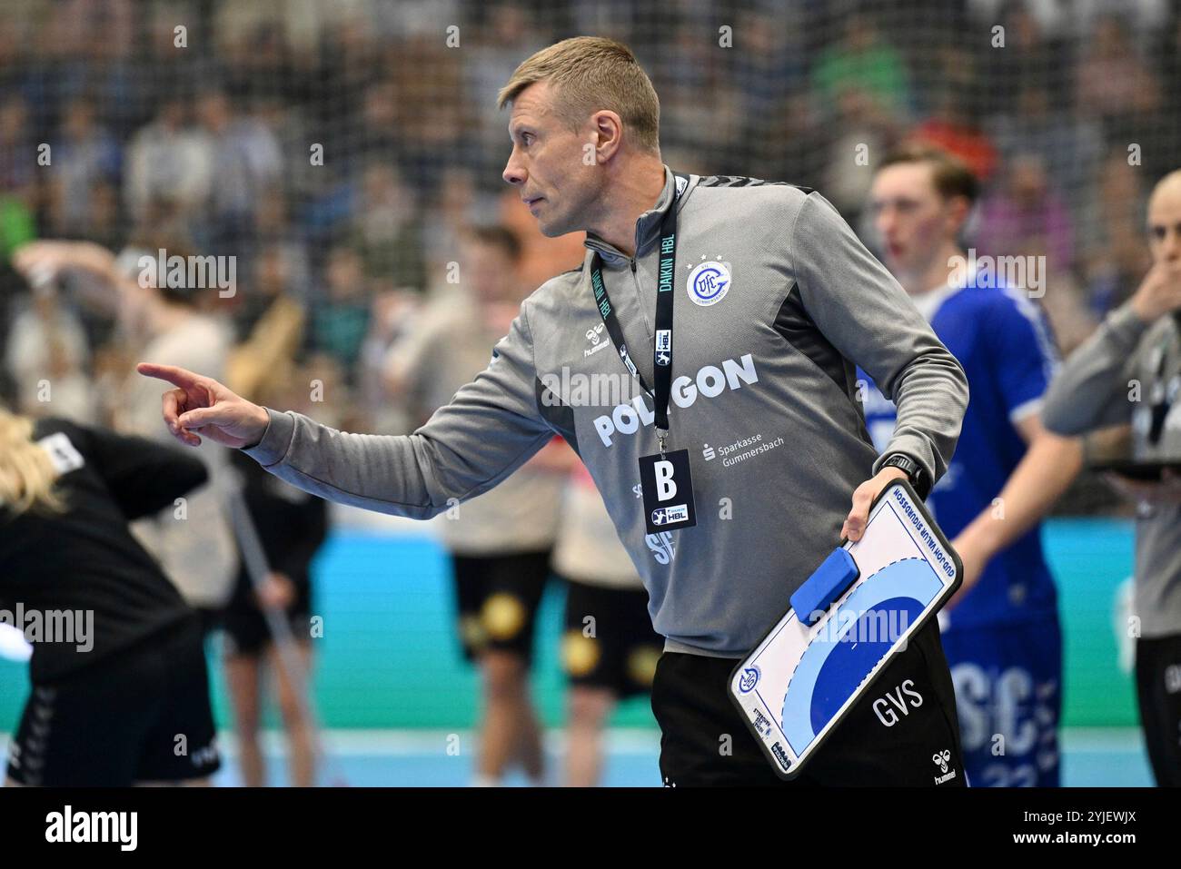 Gummersbach, Deutschland. November 2024. Gudjon Valur Sigurdsson (VfL Gummersbach Trainer) gibt Anweisungen GER, VfL Gummersbach vs. Bergischer HC, Handball, DHB-Pokal, Achtelfinale, 14.11.2024 Foto: Eibner-Pressefoto/Jürgen Augst Credit: dpa/Alamy Live News Stockfoto