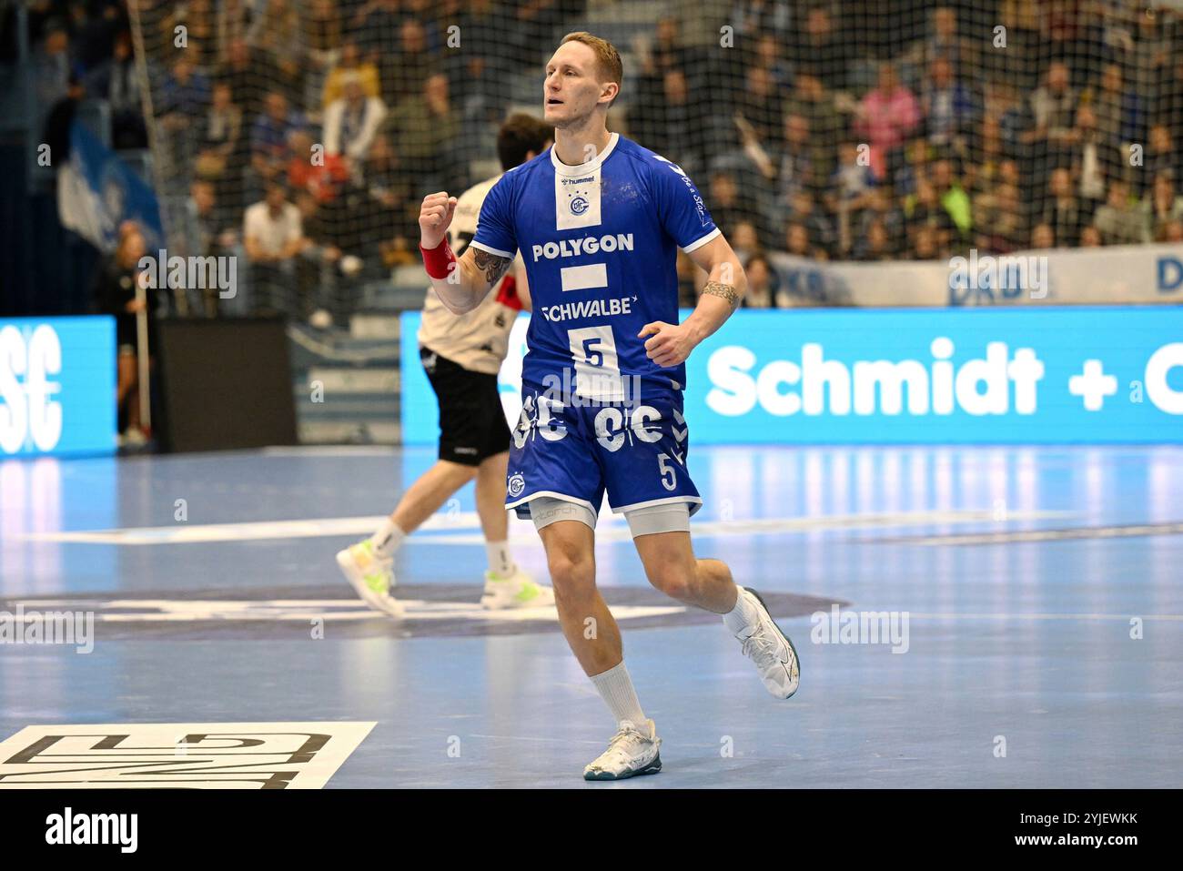 Gummersbach, Deutschland. November 2024. Tilen Kodrin (VfL Gummersbach 5) jubelt mit geballter Faust GER, VfL Gummersbach vs. Bergischer HC, Handball, DHB-Pokal, Achtelfinale, 14.11.2024 Foto: Eibner-Pressefoto/Jürgen Augst Credit: dpa/Alamy Live News Stockfoto