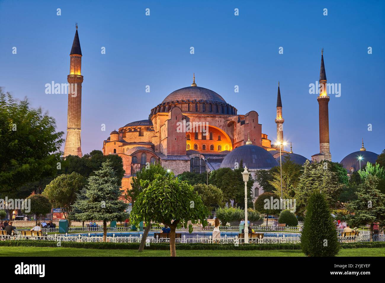 Historische Hagia Sophia in Istanbul in der Abenddämmerung mit beleuchteter Architektur Stockfoto