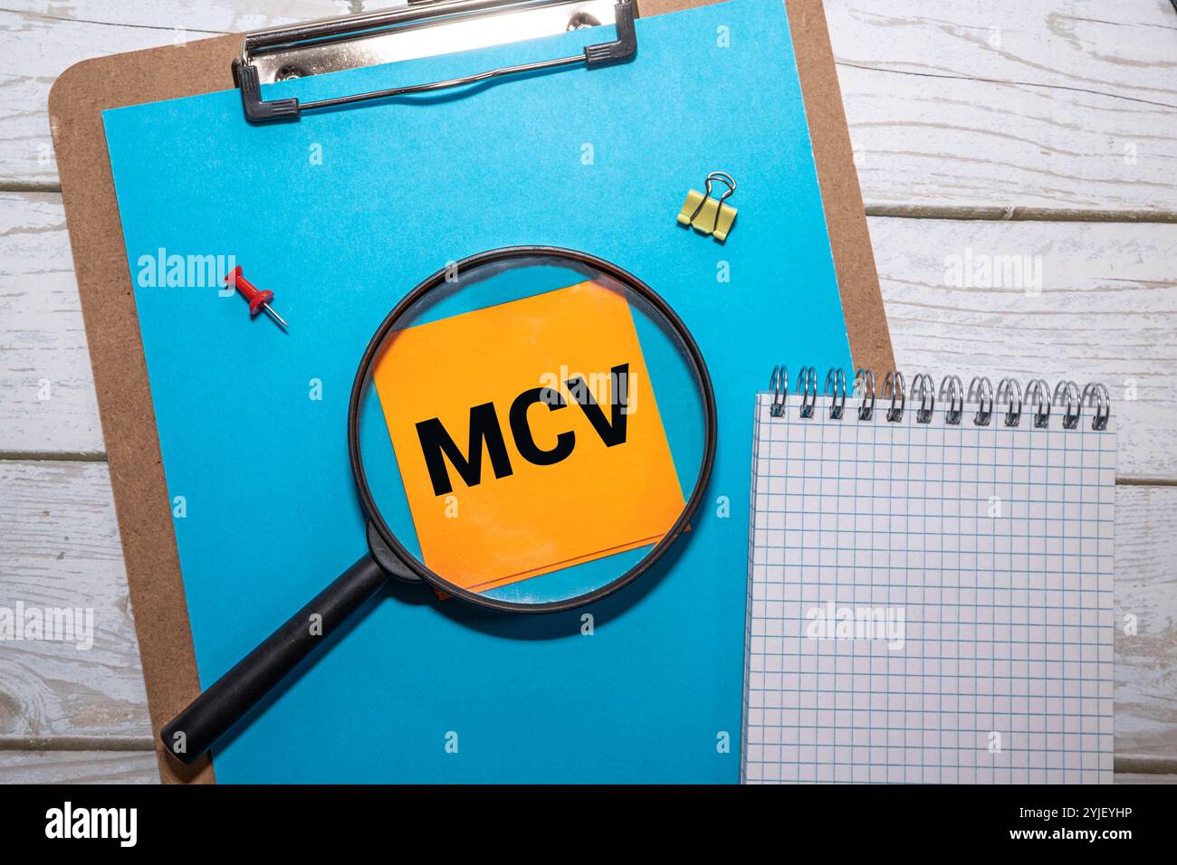 MCV Mean Corpuscular Volume – Maß für das durchschnittliche Volumen eines roten Blutkörperchens, Akronym Text Concept Stamp Stockfoto